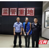 凤凰警方快速破案 群众致谢赠送锦旗