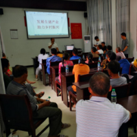 龙山县畜牧中心进村举办生猪养殖培训