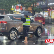 致敬暴雨中最美守护者！暴雨中花垣交巡警变“浇警”  