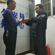 泸溪:热心群众捡拾手机 民警接力物归原主