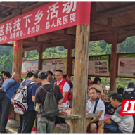 凤凰县开展“三下乡”活动 温情服务暖人心