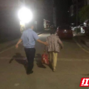 龙山公安深夜温情出警  护送耄耋老人回家