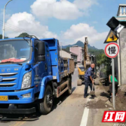 永顺县公路建设养护中心积极清理国道G209线堵塞水沟 消除安全隐患