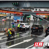 吉首：马路上的风雨推车人