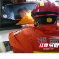 龙山：“熊孩子”惨遭跑步机卡手消防员快速救援