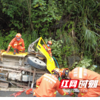 龙山：工程车发生侧翻 消防5分钟快速救援