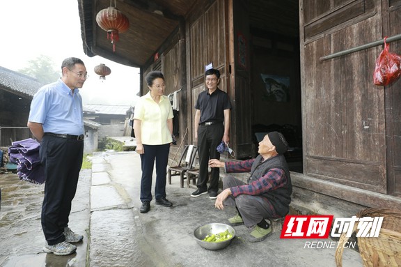 符晓鸣)8月26日,湘西州委副书记,州长龙晓华来到花垣县,永顺县,保靖县