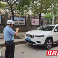 开学首日龙山交警开启“护学”模式