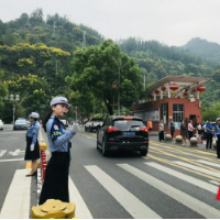 吉首交警女子护学岗准时“上线”  守护校园安全路