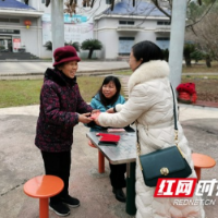 吉首市三小春节前夕慰问退休教师和困难学生