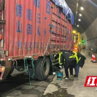 雨雪低温天气，湘西高速人援助司乘保安畅