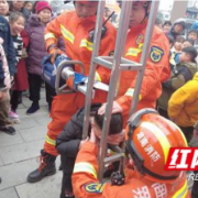 龙山：男童贪玩头部被卡钢架 消防员暖心解危机
