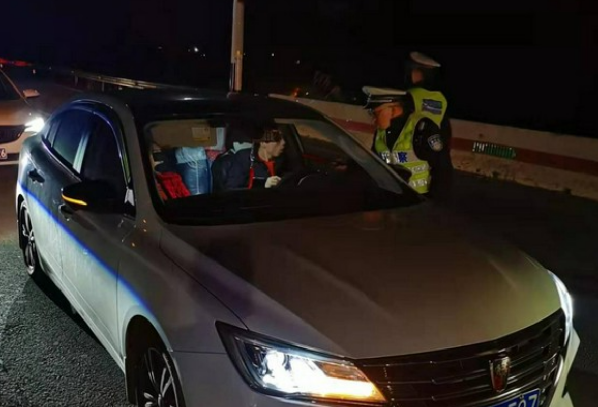 龙山：苗儿滩镇开展夜查酒驾醉驾联合整治行动