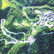 《新华每日电讯》两个整版报道湖南十年十村十变 湘西州占四个村