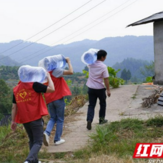 党群连心齐抗旱·中秋情暖解民忧——湘西州住建局（州人防办）开展送水入户主题党日活动