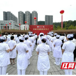 湘西州人民医院庆祝建院70周年 虢正贵为周娴君铜像揭幕