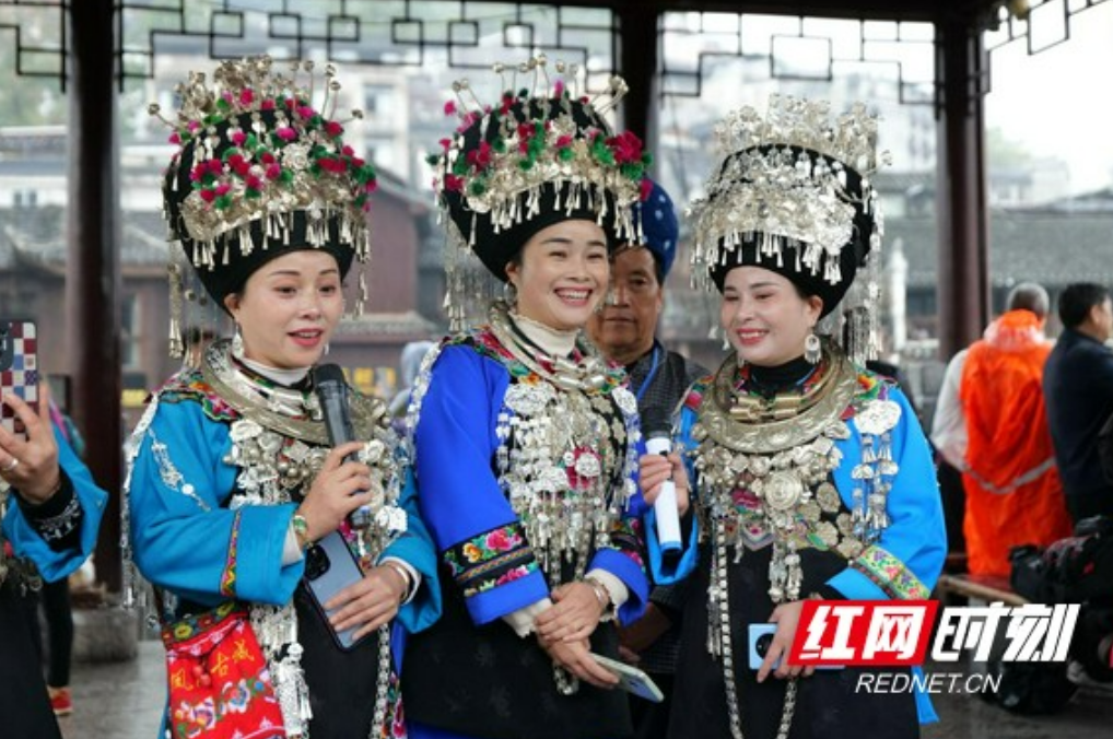 组图丨凤凰古城上演千人银饰服饰巡游，遇见苗族独具魅力的民俗文化