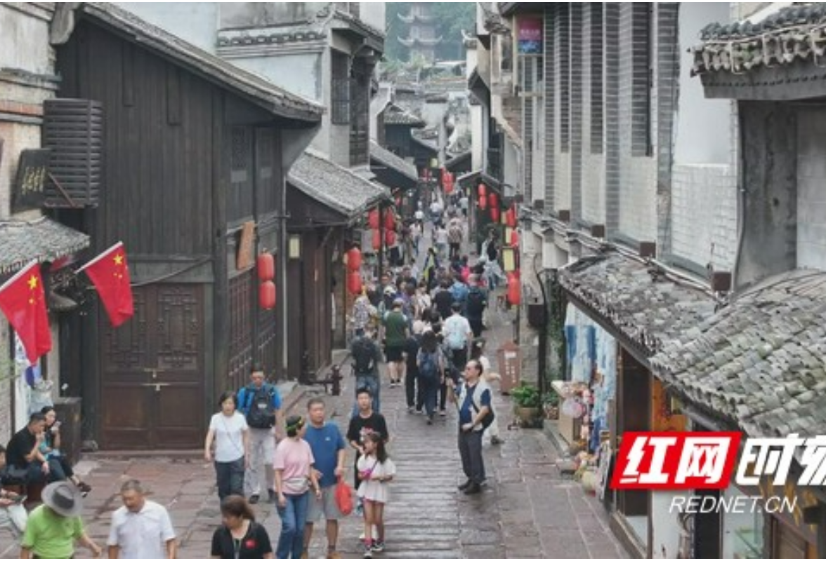 国庆中秋假期首日：凤凰古城迎客流高峰 市民游客在古城新貌中共庆双节