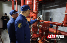 龙山县消防救援大队开展高层建筑消防安全夜查行动