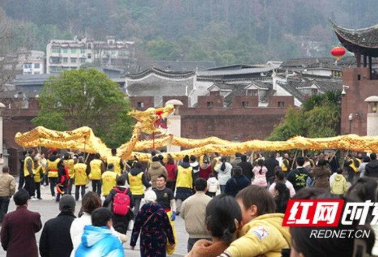 凤凰古城“元”气满满 文艺汇演解锁民族文化新玩法