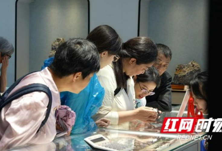 凤凰古城：暑期旅游高峰将至 非遗产品迎来消费热