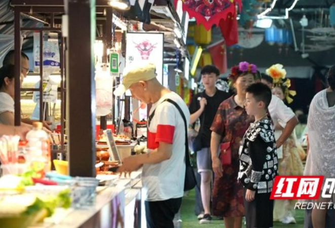 凤凰古城：夏日夜经济火爆 小吃街与烧烤店受游客青睐