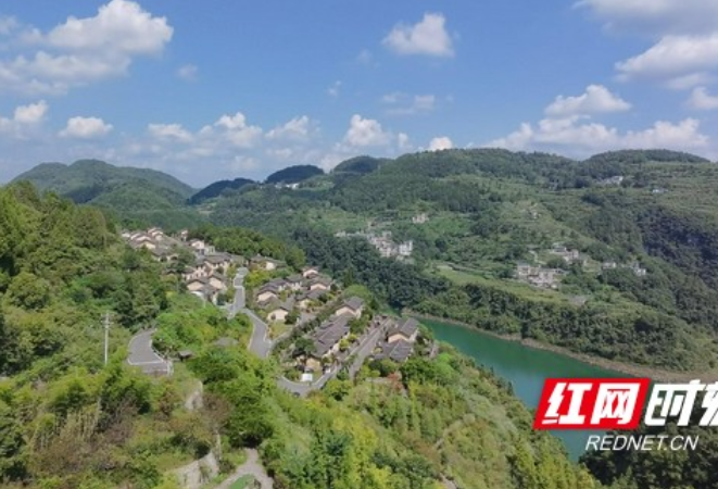 凤凰县竹山村：暑期乡村游持续火热 苗寨风情引客来