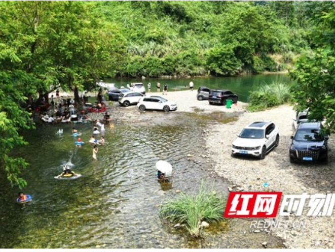 秋日露营：凤凰县水打田乡溪畔成热门打卡地