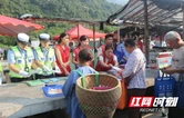 吉首交警联合吉首市司法局赶集日送法下乡 筑牢农村交通安全防线