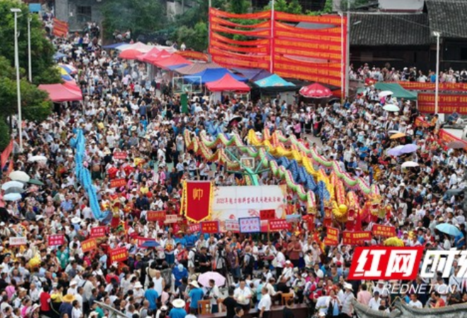 湘西花垣：万名群众共庆苗族赶秋