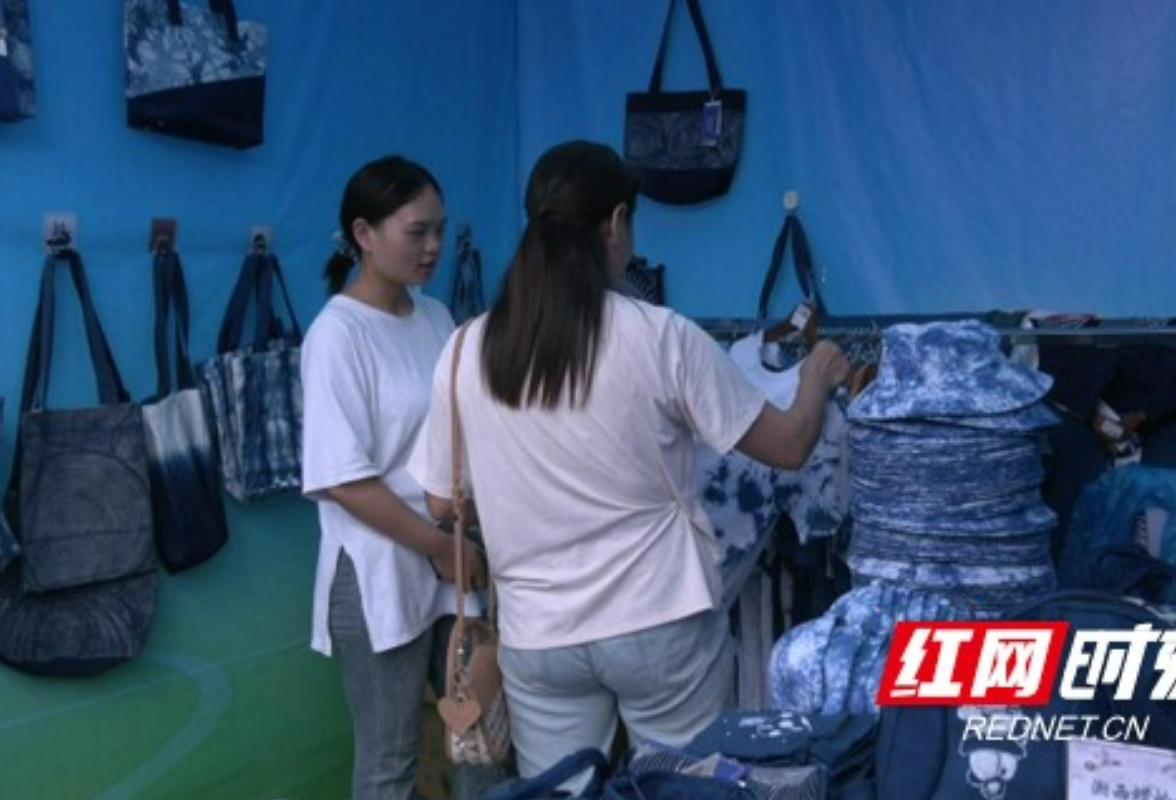 “湘超带您品味湘西” 文旅展销亮相凤凰 特色好物引市民驻足