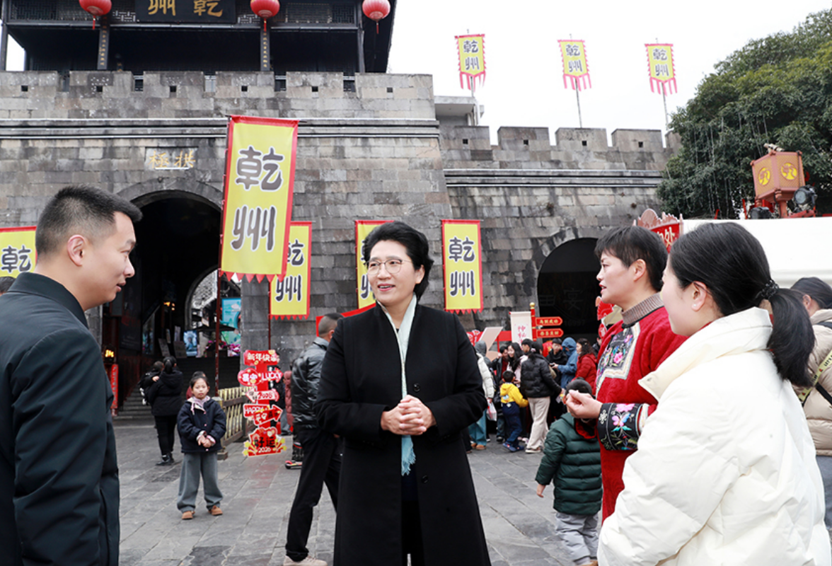 陈华在吉首调研春节期间旅游市场和安全工作