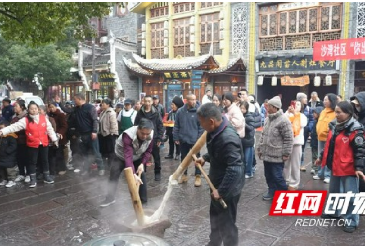 凤凰古城：墨香聚邻里 糍粑迎远客