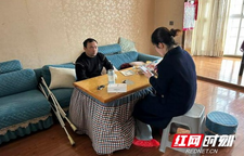 一个电话，服务到家——龙山联通营业厅暖心上门补卡解民忧