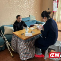 一个电话，服务到家——龙山联通营业厅暖心上门补卡解民忧