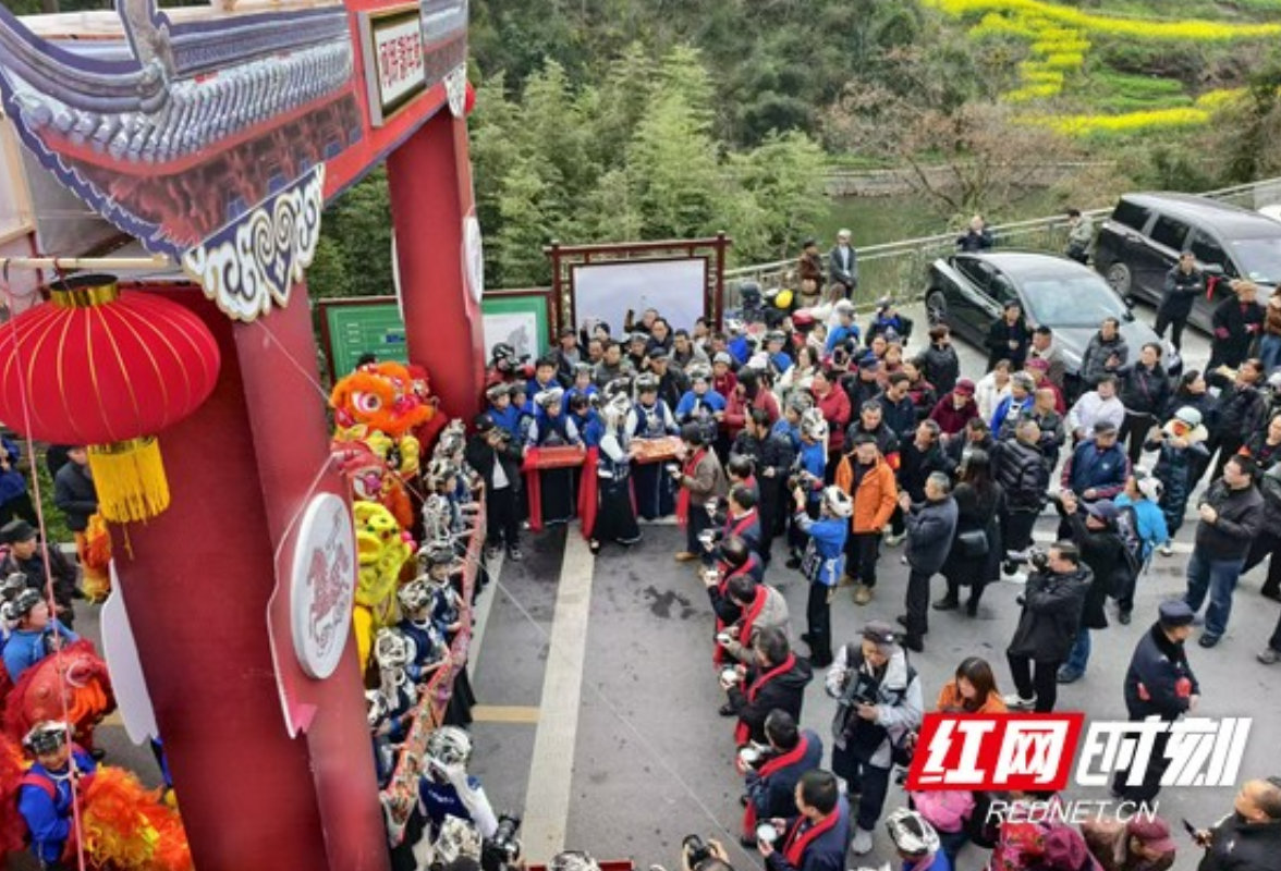 元宵遇调年 湘西这个苗寨双节同庆闹翻天