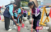 保靖县岳阳小学：春日街头涌动“志愿红” “小雷锋”躬身践文明