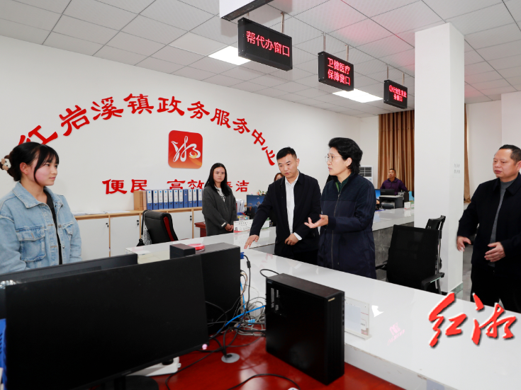 陈华到龙山督办有关问题整改 开展“三联”活动