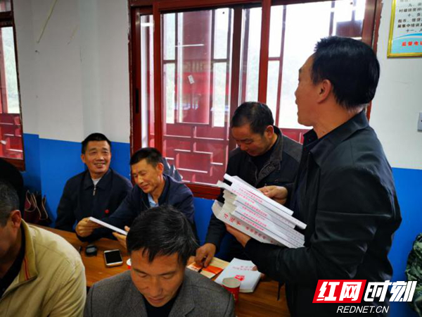 陈旌一行还看望慰问了鹅坪村小学的学生,并赴涟源市七星街镇茹草村