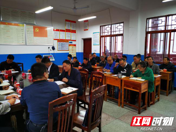 陈旌一行还看望慰问了鹅坪村小学的学生,并赴涟源市七星街镇茹草村