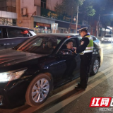 吉首交警夜查酒驾 筑牢交通安全防线
