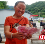 组图丨“数钱的感觉真好！”永顺县新湖村举行分红大会