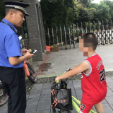 吉首:粗心妈妈弄丢娃 热心城管帮送回