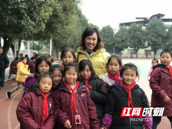韩梅老师和思源小学的孩子们.marked.jpg