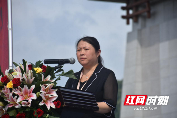 龙山县委书记时荣芬图片