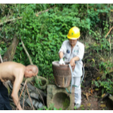 泸溪：五保老人“屋漏偏逢连夜雨” 电力员工冒雨维修