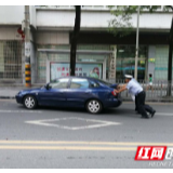 推行的背影真帅！车子抛锚路中央 交警推车帮解围