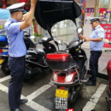 保靖交警：整治摩托车、电动车非法安装雨篷违法行为
