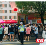 吉首交警开学日坚守“护学岗” 点亮校园“安全灯”