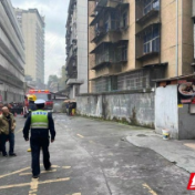 吉首：一居民楼突发火灾 交警紧急疏通救火通道